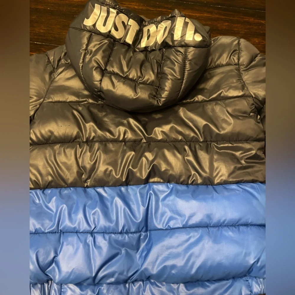 Nike Color Block Kids Puffer Jacket in Black & Blue in size large/7 (6-7 years)